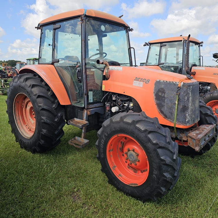 2015 KUBOTA M108S