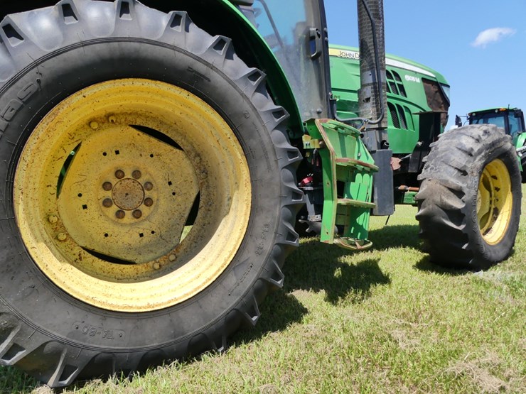 2013-john-deere-6105m-image-8