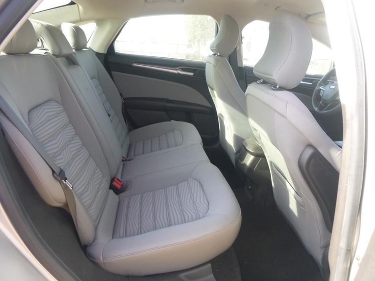2016-ford-fusion-hybrid-sedan-image-19