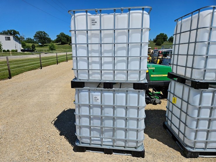 #204-•-2---food-grade-plastic-tanks-image-2