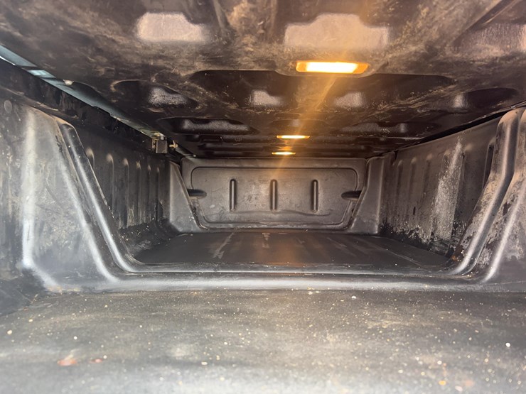 2015-freightliner-122sd-semi-image-28