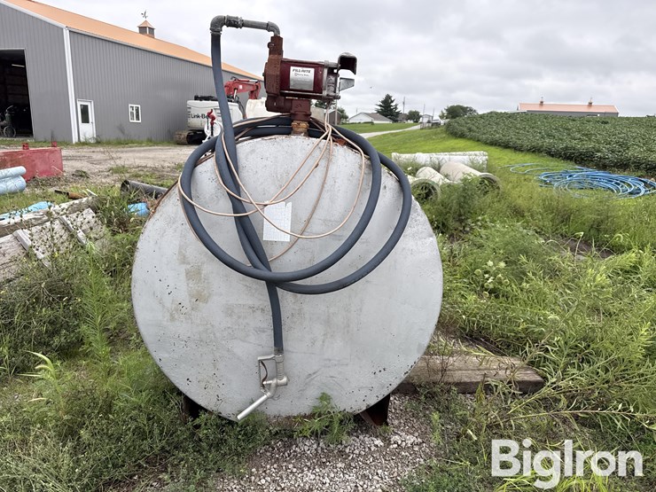 1,000-gal-fule-tank-w/-pump-image-2