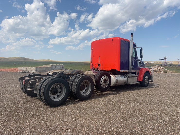 2015-freightliner-122sd-semi-image-5