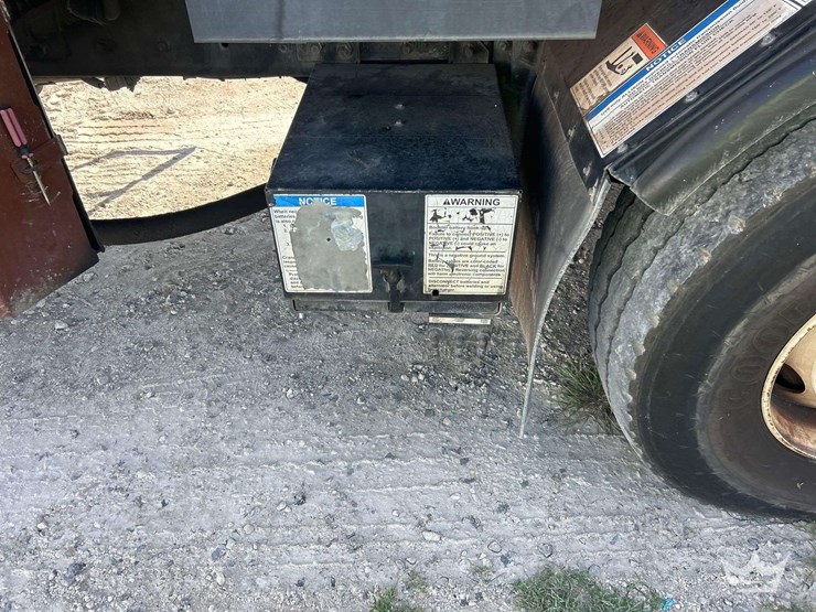 2012-crane-carrier-co.-low-entry-t/a-loadmaster-rear-loader-garbage-truck-image-10