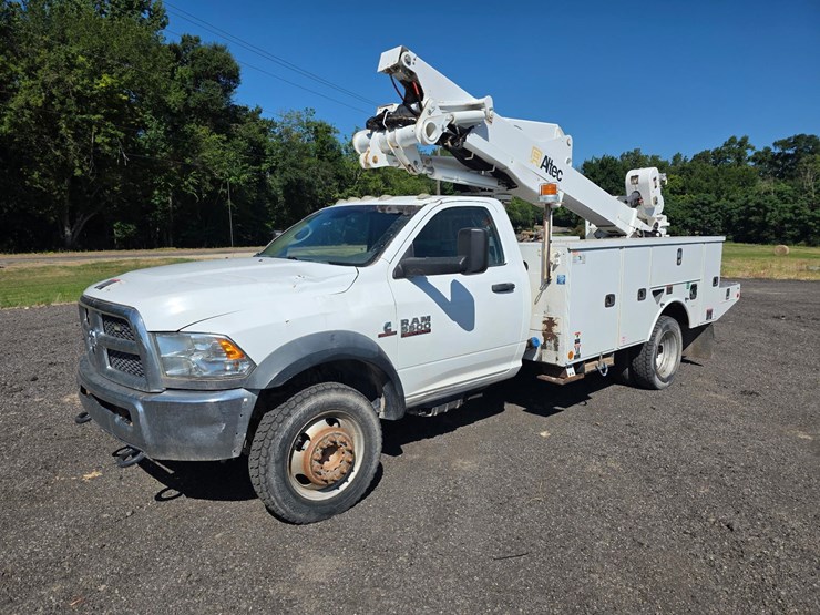 dodge-5500-bucket-truck.-image-7