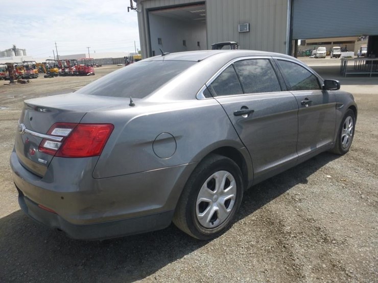 2015-ford-taurus-sedan-image-3