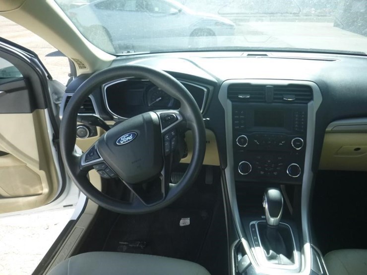 2014-ford-fusion-sedan-image-9
