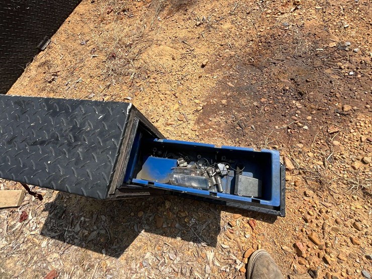 aux-fuel-tank-with-tool-box-on-top-image-10