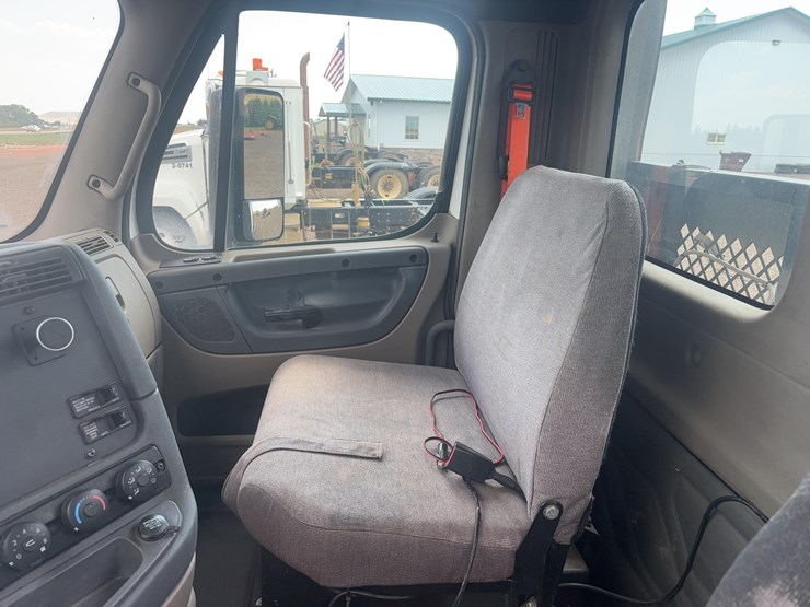 2016-freightliner-cascadia-125-flatbed-truck-image-26