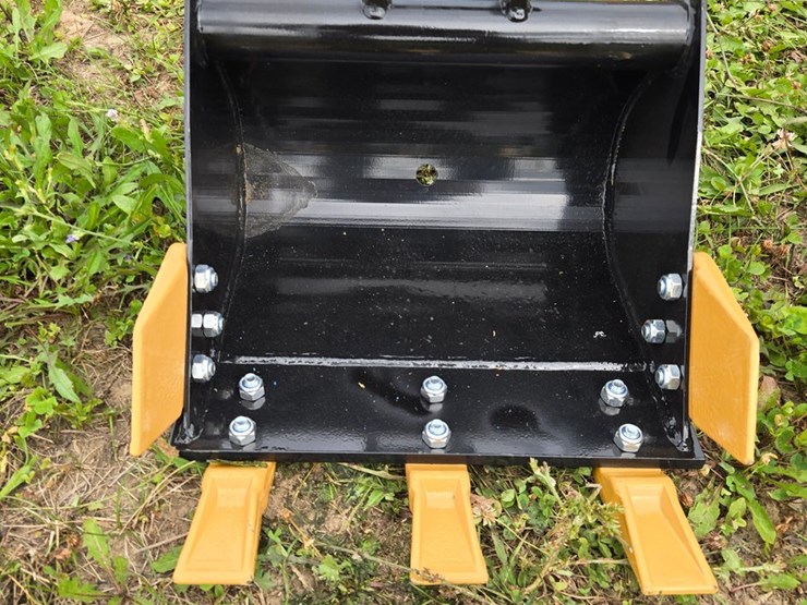 #2040-•-40-cm-(approx.16")-toothed-mini-excavator-bucket-image-2