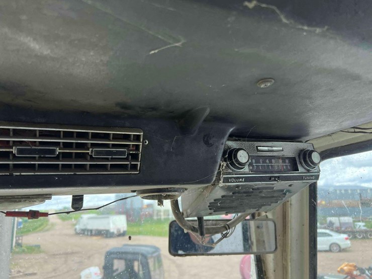 case-ih-1370-agri-king-tractor-image-9