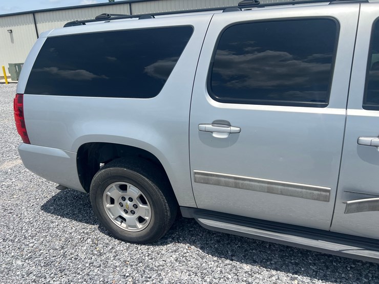 2012-chevrolet-suburban-image-15