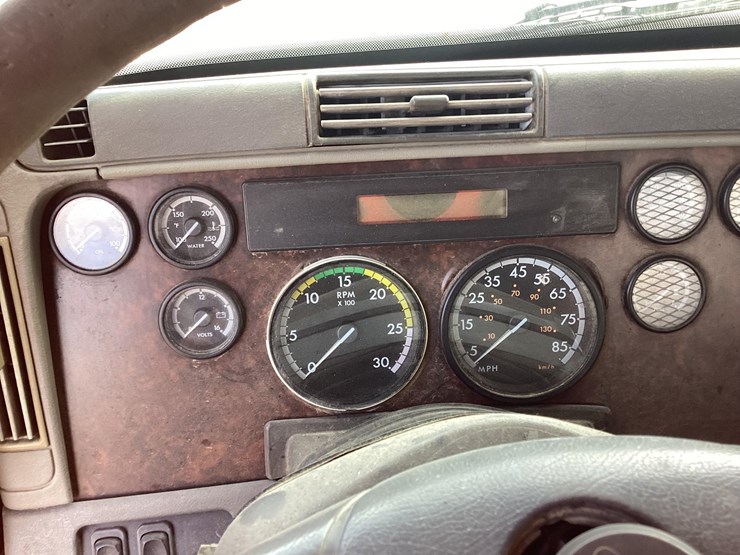 2006-freightliner-cst120-image-33