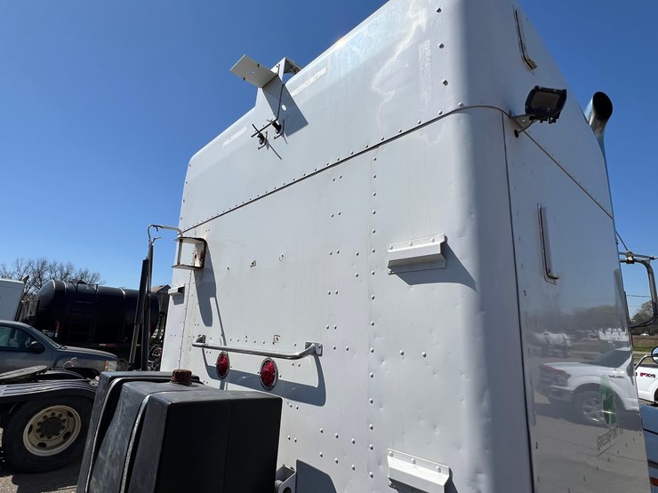 2011-peterbilt-386-image-37
