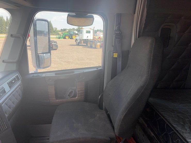 2015-freightliner-122sd-semi-image-30