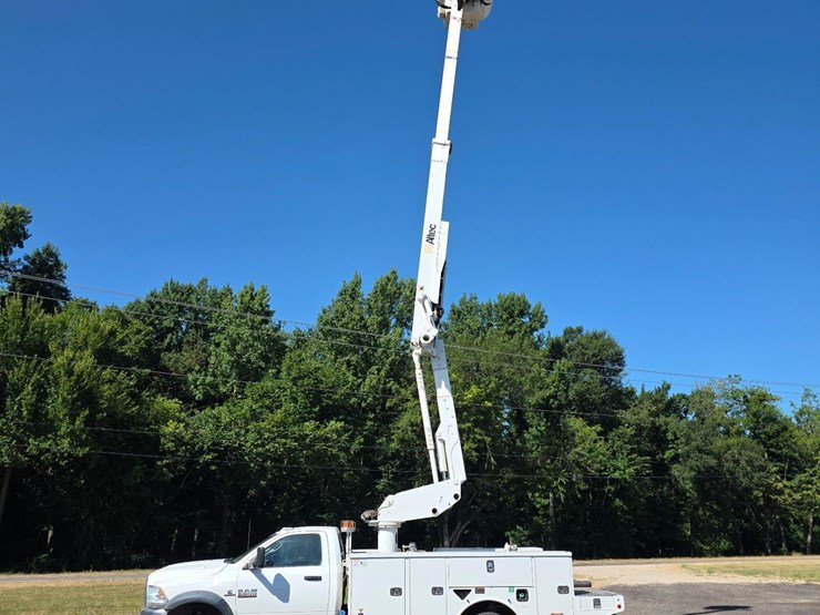 dodge-5500-bucket-truck.-image-8
