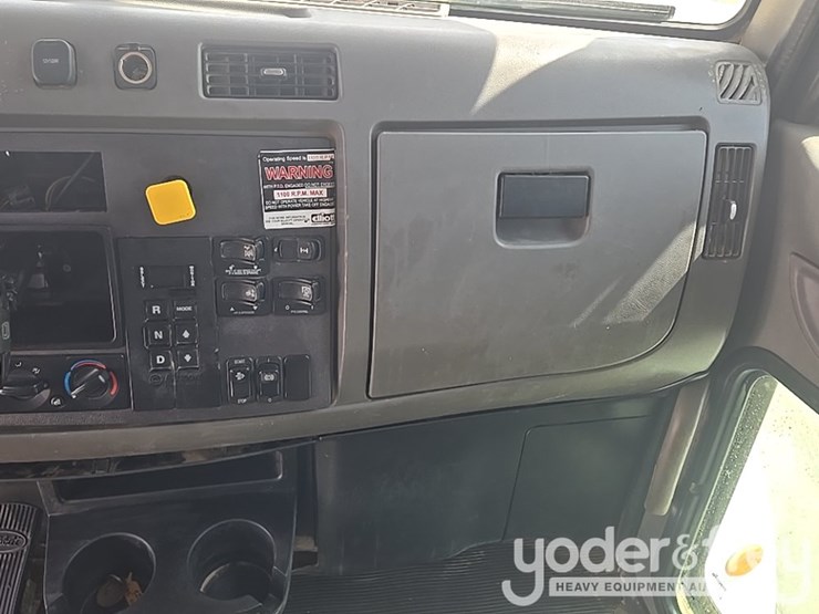 2012-peterbilt-348-image-87