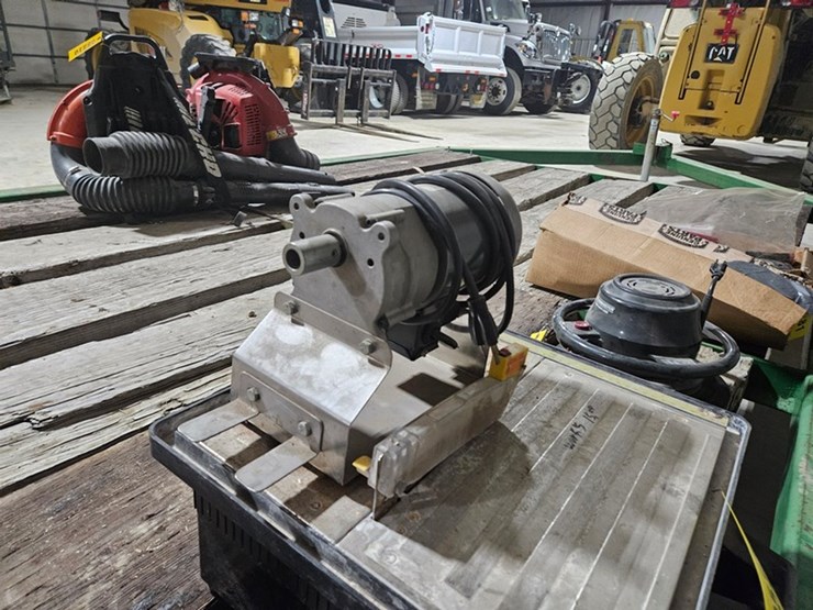 #215-•-tile-saw-with-gear-reduction-motor-image-7