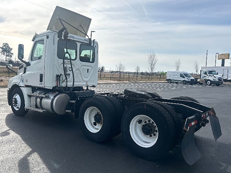 2019-freightliner-cascadia-126-image-2