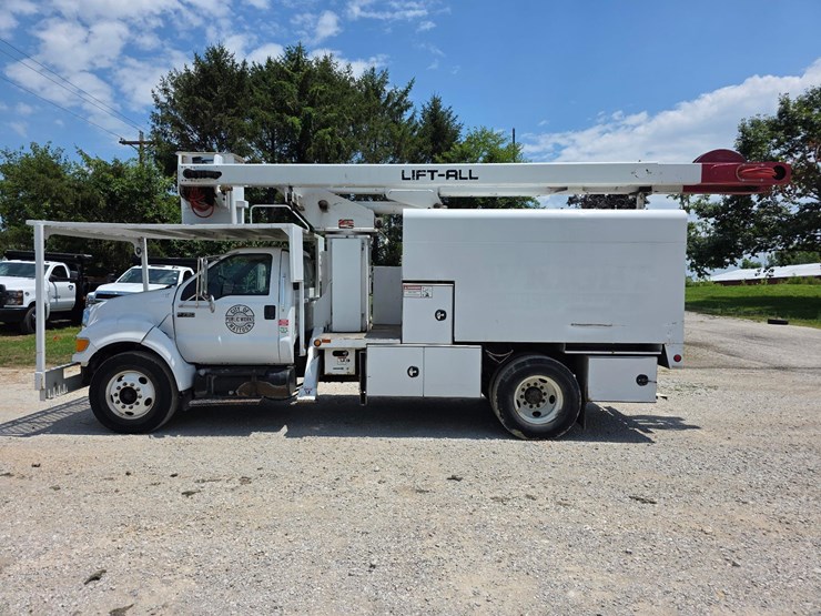 f750-bucket-truck-image-2