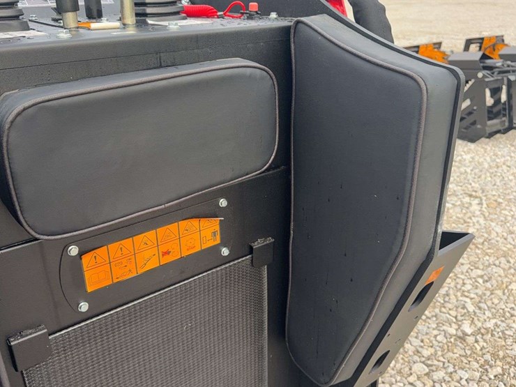 sl-1050-skid-steer-image-15
