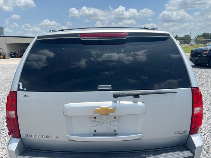 2012-chevrolet-suburban-image-21