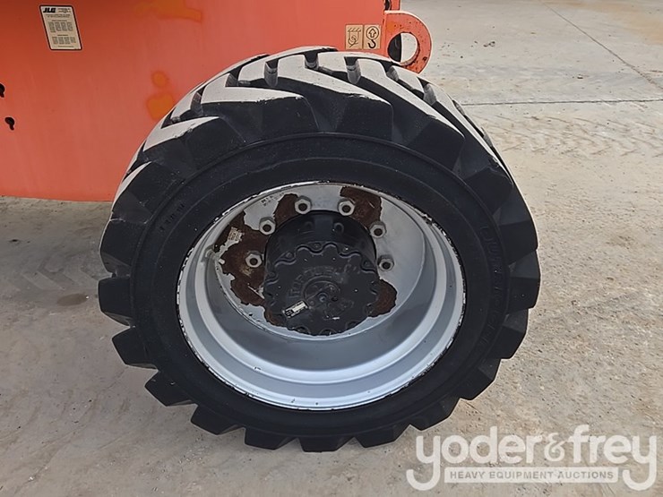 2016-jlg-800aj-image-11