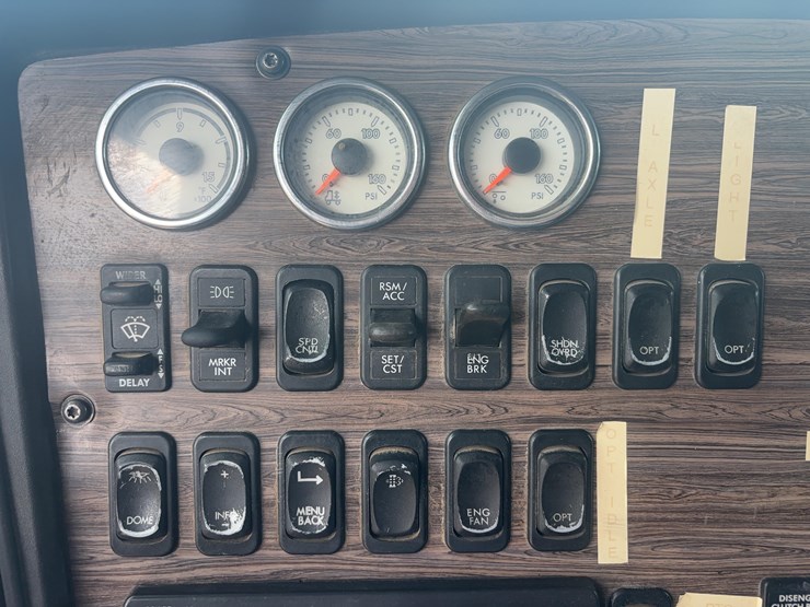 2015-freightliner-122sd-semi-image-37