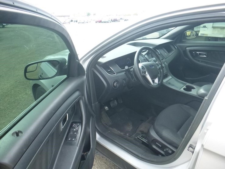 2015-ford-taurus-sedan-image-5