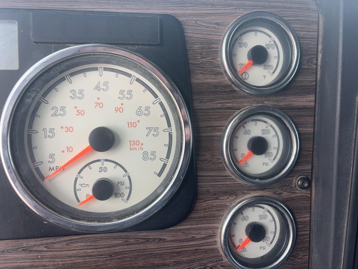 2015-freightliner-122sd-semi-image-38