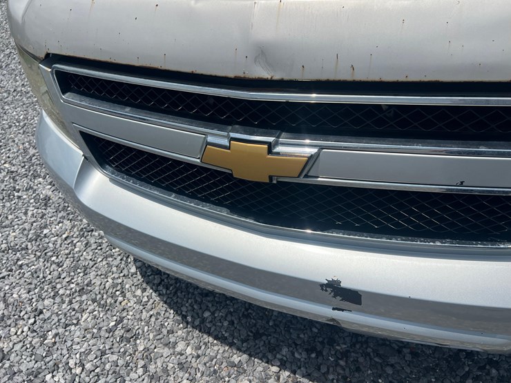 2012-chevrolet-suburban-image-10