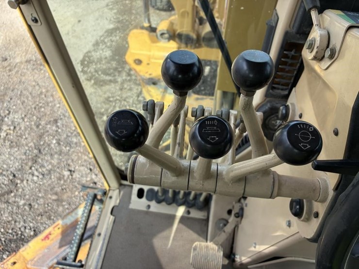 2010-caterpillar-143h-image-25