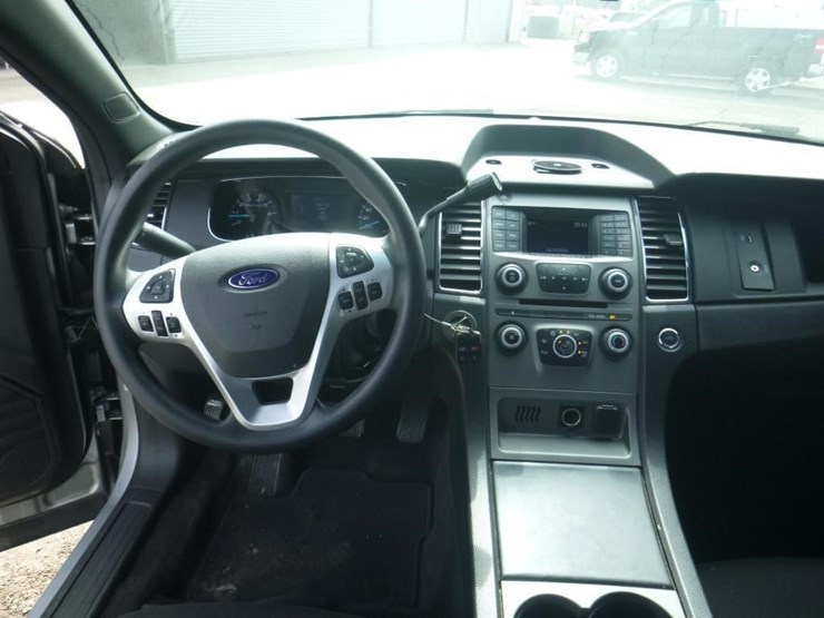 2015-ford-taurus-sedan-image-9