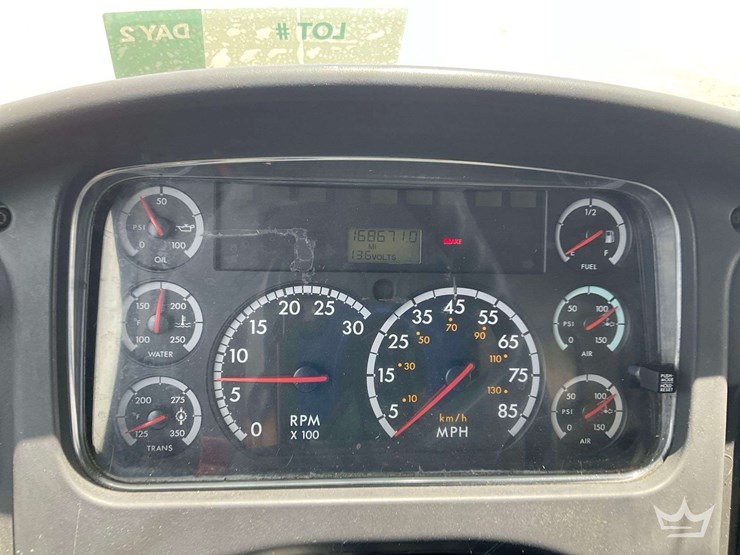 2004-freightliner-m2-106-image-17
