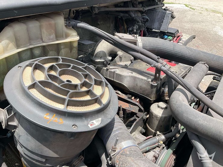 2004-freightliner-m2-106-image-44