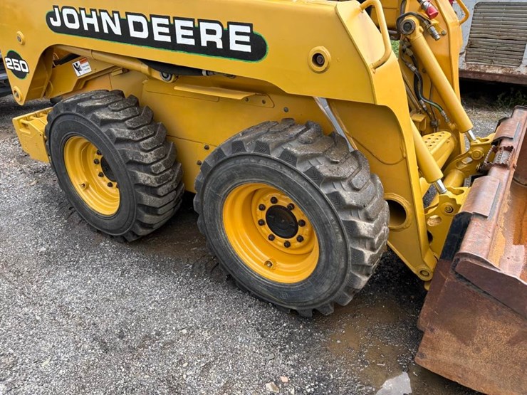 john-deere-250-image-10