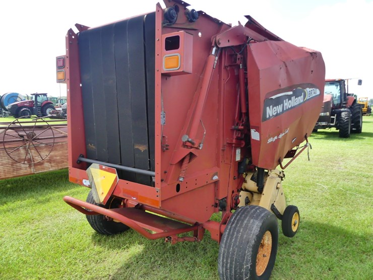 new-holland-br740-image-3