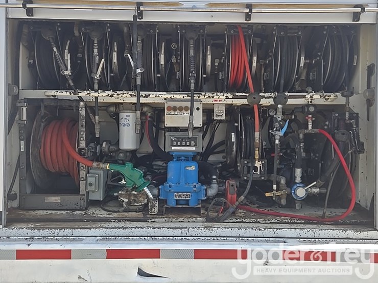 2012-peterbilt-348-image-35