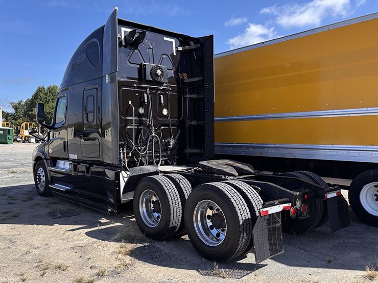 2019-freightliner-cascadia-126-image-3