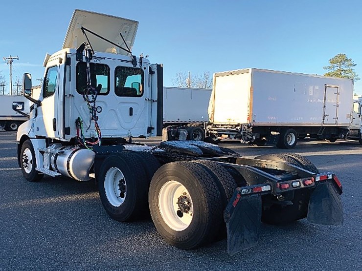 2019-freightliner-cascadia-126-image-2