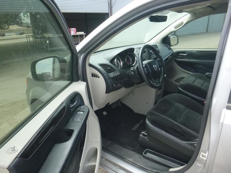 2017-dodge-grand-caravan-image-5