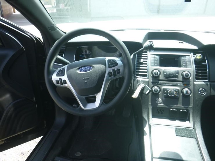 2015-ford-taurus-sedan-image-9
