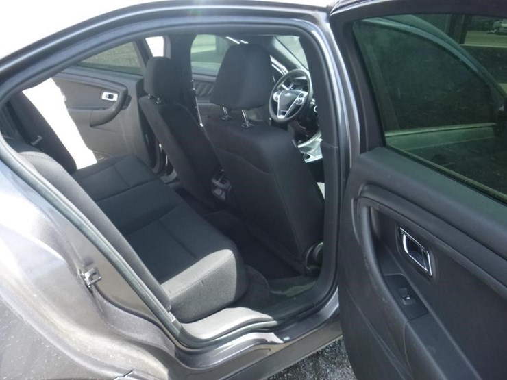 2015-ford-taurus-sedan-image-8