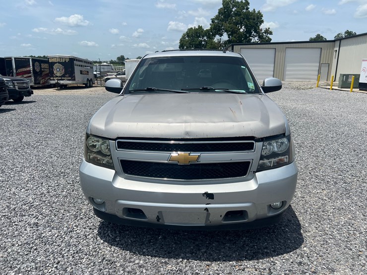 2012-chevrolet-suburban-image-2