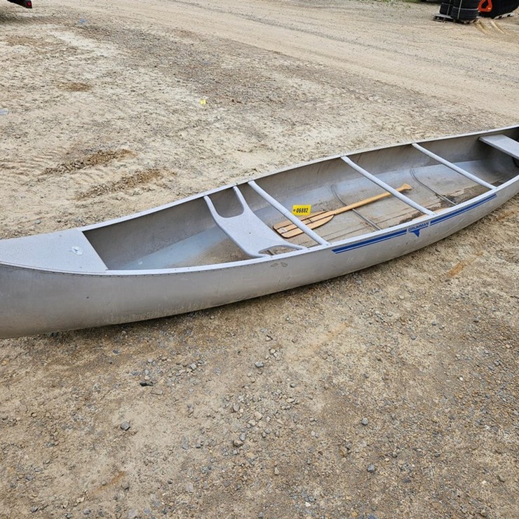 #6882 • Grumman 16' Canoe