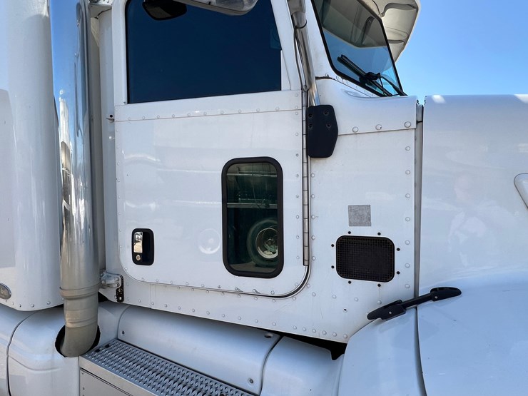 2011-peterbilt-386-image-25