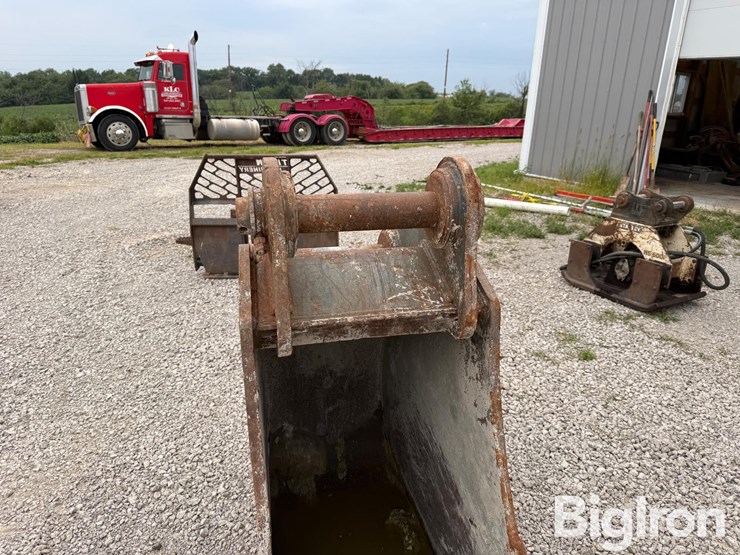 tag-24"-excavator-bucket-image-13