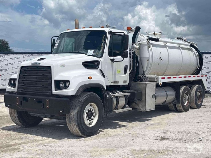 2015-freightliner-114sd-image-1