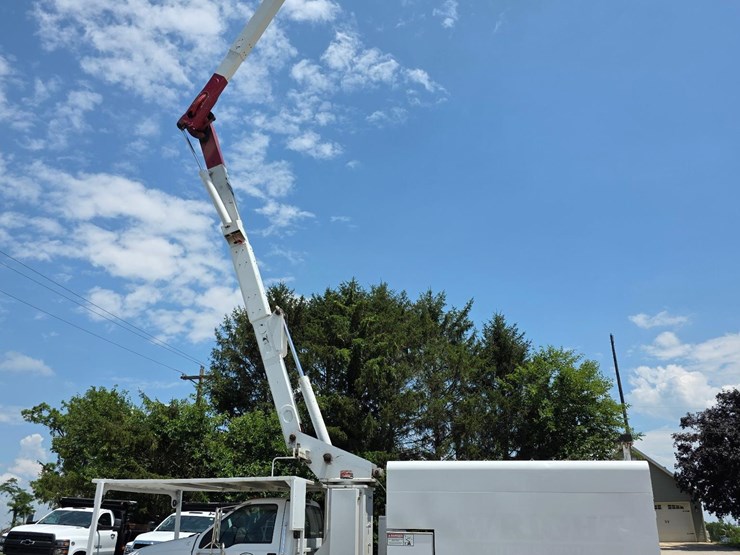 f750-bucket-truck-image-8