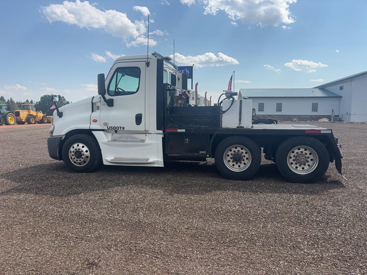 2016-freightliner-cascadia-125-flatbed-truck-image-8